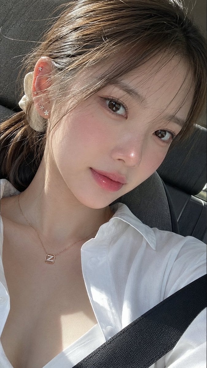 Natural Korean Beauty Car Selfie
